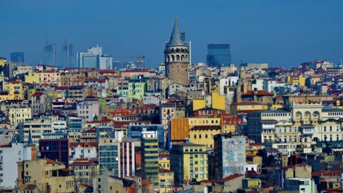 Galata Kulesi ve çevresindeki binalar