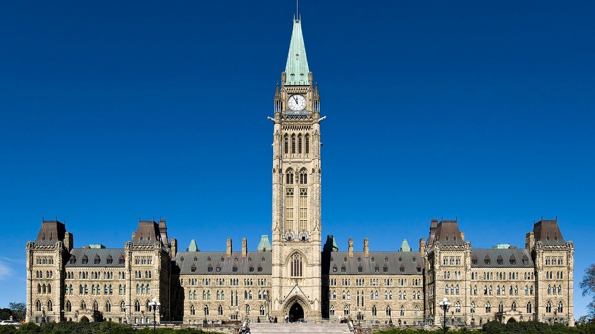 Kanada'da şirket kurmak ve göç kuralları için Ottawa Parlamento binası