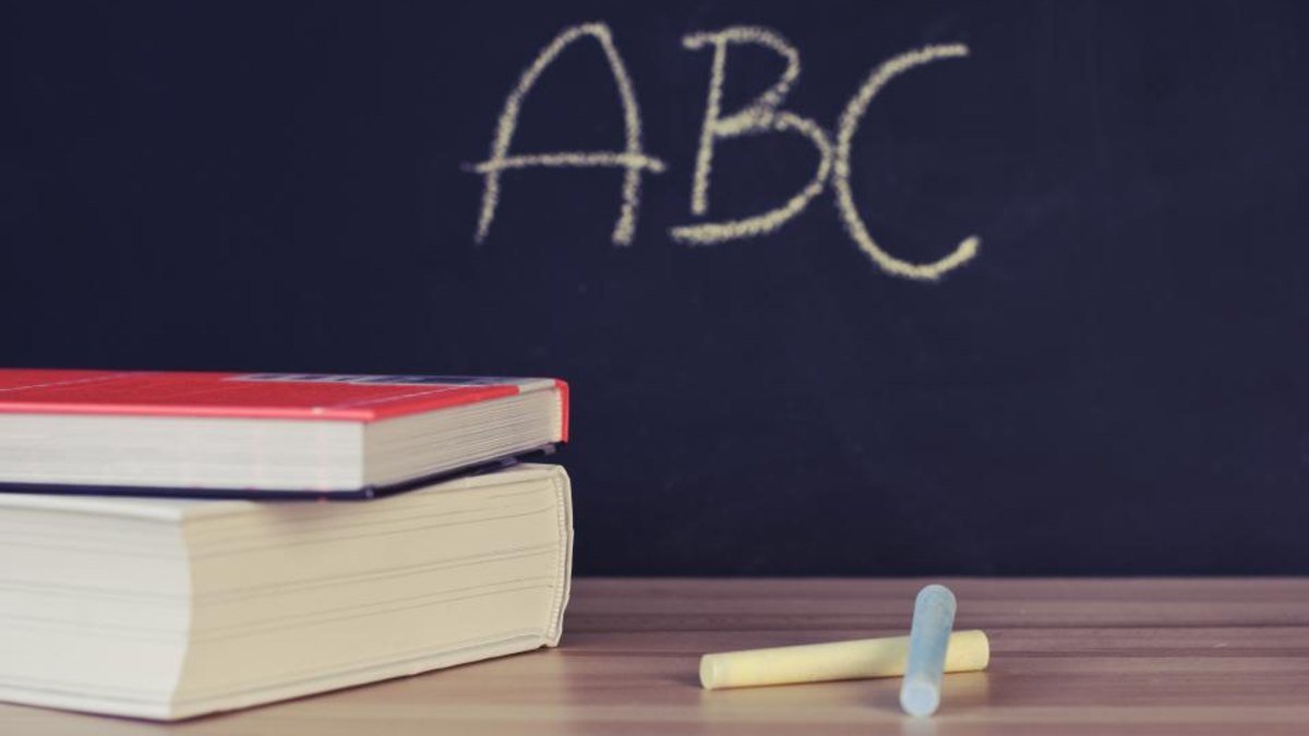 Masada yığılı akademik kitaplar ve notlar