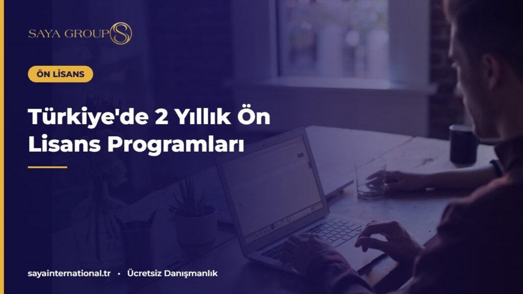 Bilgisayar başında ders çalışan öğrenciler