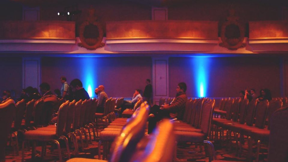 Konferans salonunda panel dinleyen öğrenciler