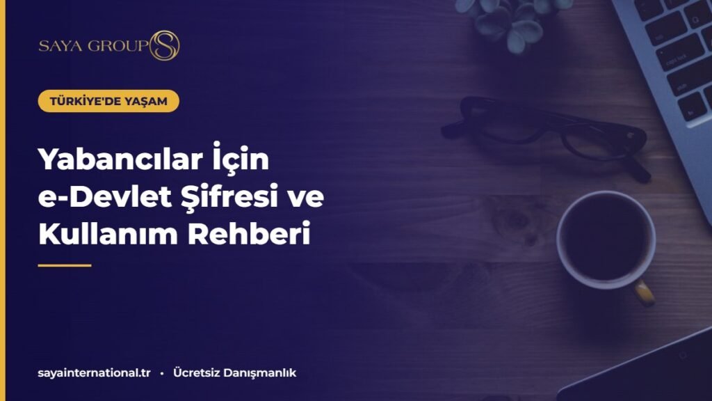 Dizüstü bilgisayarda çevrim içi işlem yapan kişi